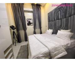 SHORT-STAY ROOMS IN A LUXURIOUSLY 4BED DUPLEX IN A SECURED ESTATE (CALL 08139209392)