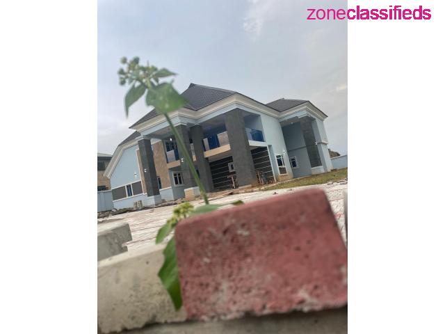 5 Bdr Detached Duplex Located on about 1500sqm at Alagbaka GRA, Akure (Call 08164635963) - 1/5