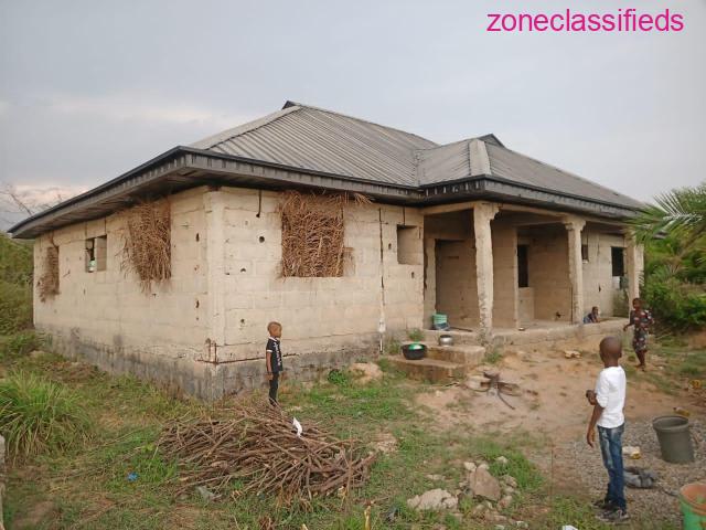 4Bed with 4 Toilets in 2 Flats Bungalow on a Full Plot of Land at Ikorodu (Call 08182072342) - 1/2