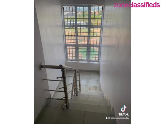 3 Bedroom Terrace For Sale in a Fully Occupied Estate in Lifecamp, Abuja (Call 08050392528) - 4/10