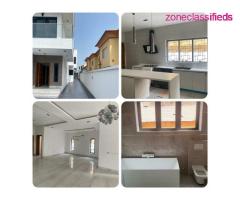 Exquisitely and Tastefully finished 5 Bedroom Duplex, with 2 room BQ in the heart of Lekki - Image 1/4
