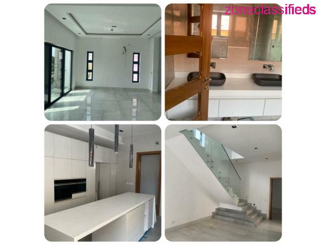 Exquisitely and Tastefully finished 5 Bedroom Duplex, with 2 room BQ in the heart of Lekki - 2/4