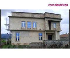 DISTRESS SALE - 4 Bedroom Duplex sitting on 600sqm in Abuja (Call 07033574006) - Image 1/3
