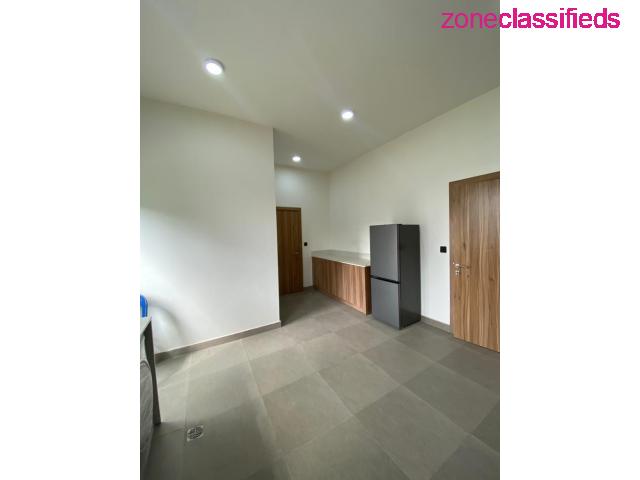 FOR SALE - LUXURY WELL FINISHED 3 BEDROOM FLAT WITH A BQ AT VICTORIA ISLAND (CALL 09121189076) - 5/10