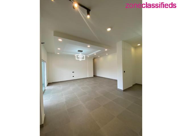 FOR SALE - LUXURY WELL FINISHED 3 BEDROOM FLAT WITH A BQ AT VICTORIA ISLAND (CALL 09121189076) - 8/10