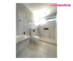 FOR SALE - LUXURY CONTEMPORARY 3 BED SPACIOUS FLAT AT LEKKI PHASE 1 (CALL 09121189076) - Image 3/10